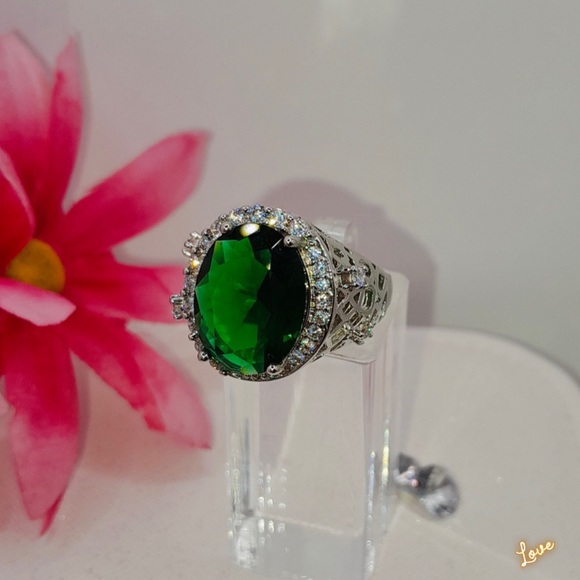 Stunning Emerald Zircon Chunky Cocktail Ring - Picture 6 of 11